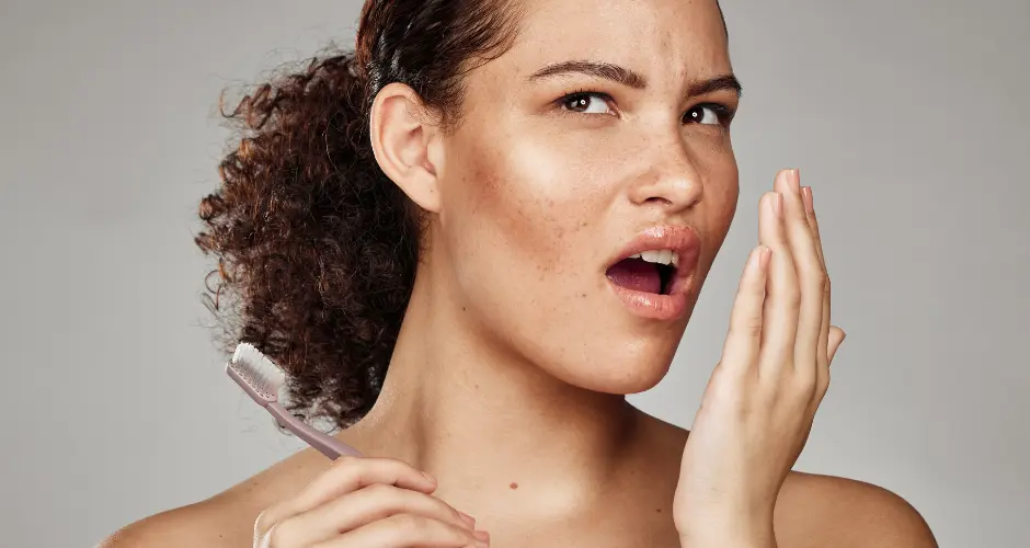 Γιατί μυρίζει το στόμα ακόμα και μετά το βούρτσισμα δοντιών;